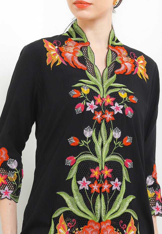 Embroidery Kebaya 7/8-length sleeves